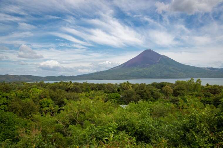 Momotombo-Volcano-close-to-Leon-in-Nicaragua-805x537