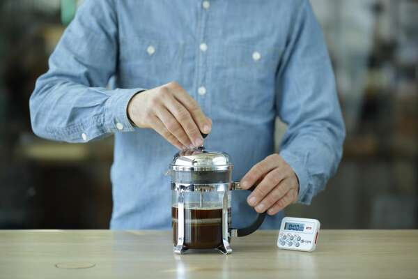 frenchpress-step-7-d294d3c5009c258aa2fafc38b9892a440bacaee7e9d57ac1dc2f6ae6277caa5e